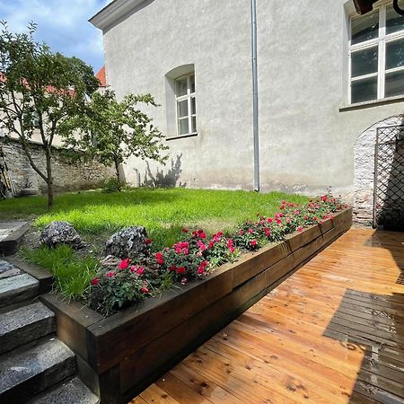 Historic Apartment With Private Garden In Old Town Tallinn Extérieur photo