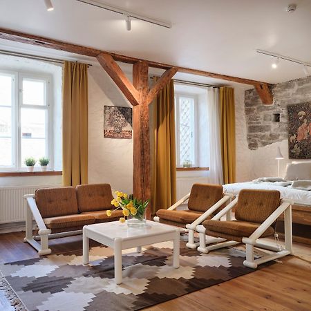 Historic Apartment With Private Garden In Old Town Tallinn Extérieur photo