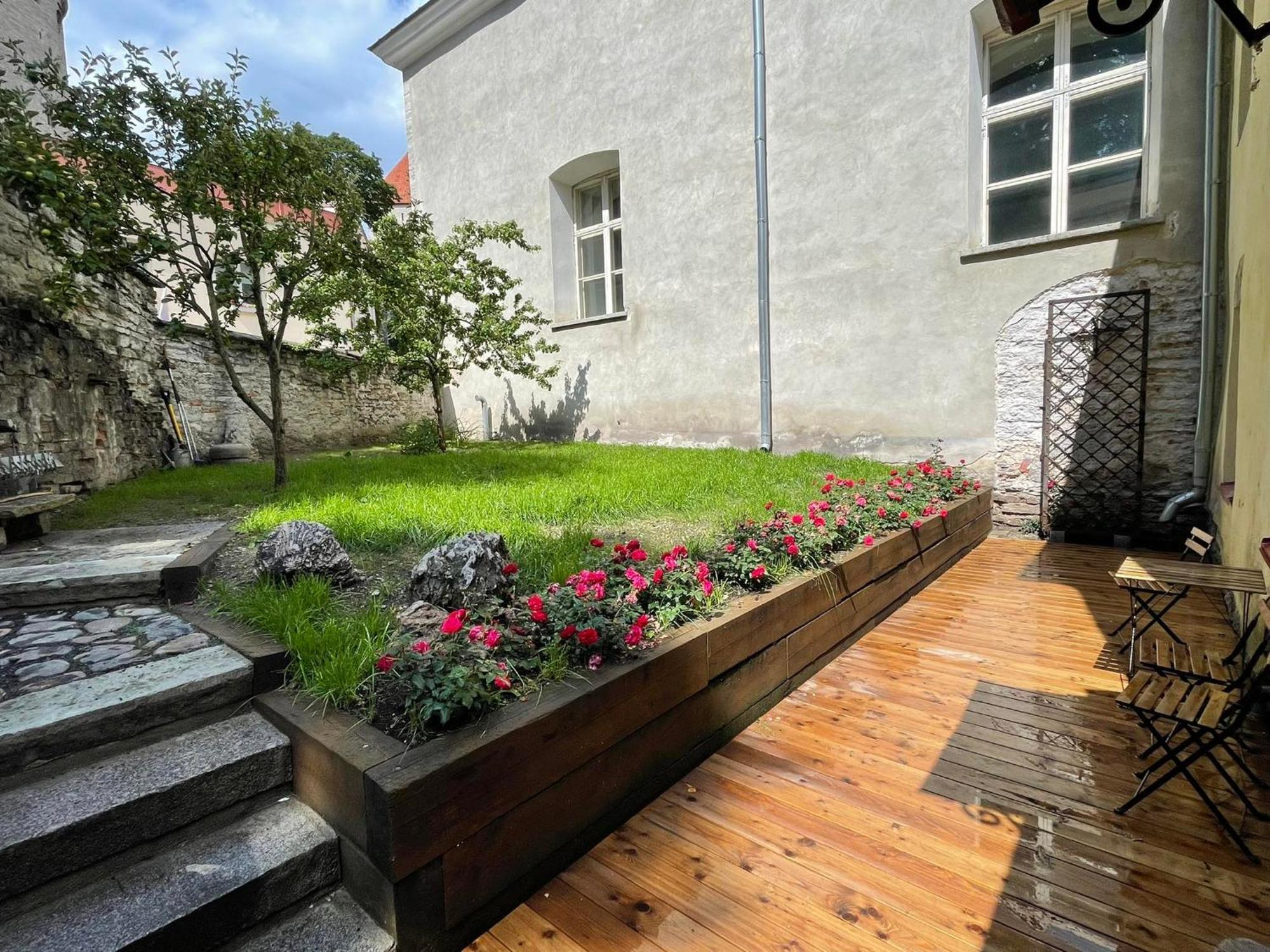 Historic Apartment With Private Garden In Old Town Tallinn Extérieur photo